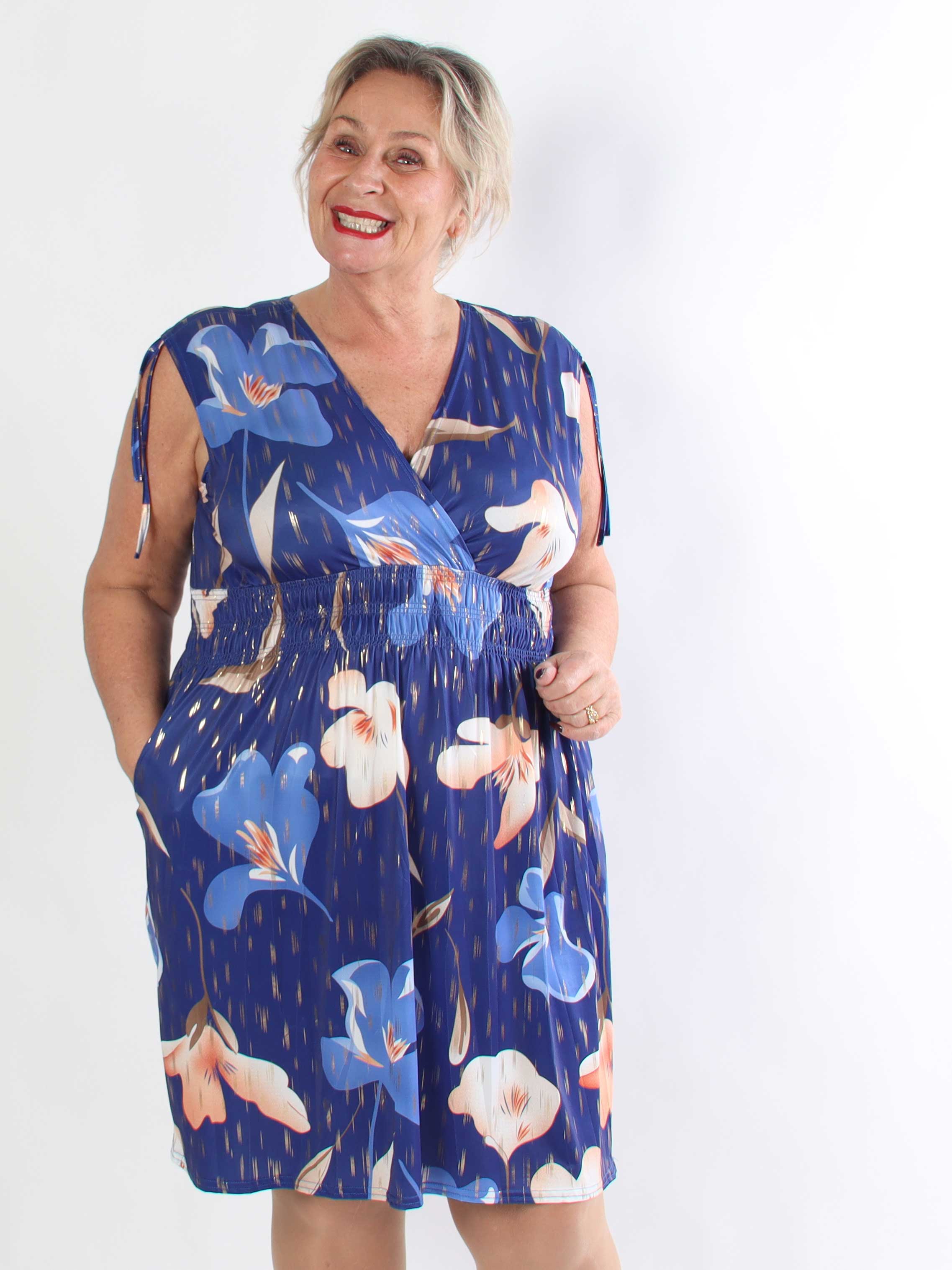 Pams Petal Short - Kort plus size kjole med kronblade og guld detaljer